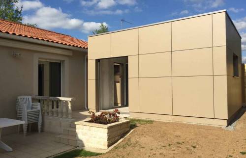 Extension d'une maison de 20,7 m² en bardage fibrociment, à Brains 44