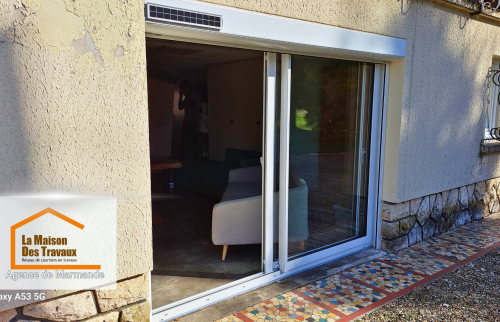  Vue extérieure de la baie vitrée – Un rendu moderne et élégant, avec un volet roulant solaire intégré pour une gestion optimale de la luminosité et des économies d’énergie.