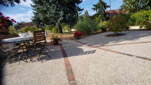 Aménagement d'espace terrasse en béton désactivé - Charbuy (89)
