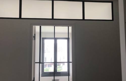 fenêtres en hauteur pour éclairer la chambre