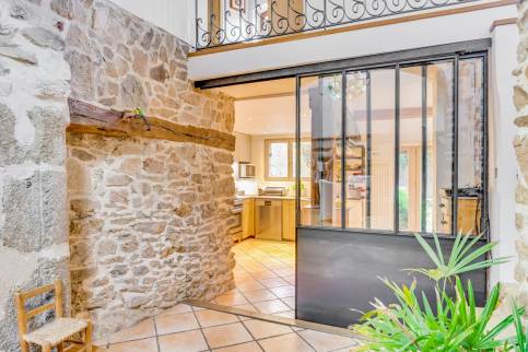 Réalisation d’une porte intérieure coulissante en métal sur mesure dans un esprit verrière d’atelier, maison de l’ouest lyonnais