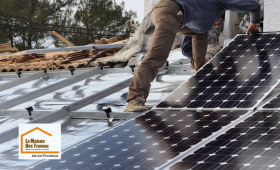Travaux de pose et de fixation de panneaux solaires dans le cadre d’une rénovation énergétique à Venelles. Une installation réalisée par des artisans qualifiés sélectionnés par Laurent Nemer.