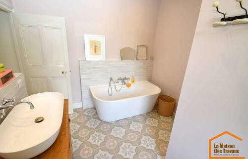 pose baignoire dans une salle de bains