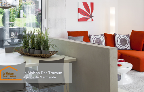 Un salon et une salle à manger séparés par une élégante cloison pour un aménagement fluide et moderne.