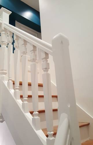 Peinture blanc cassé balustre escalier central bois -  Saint-Germain-sur-Morin – 77860 -