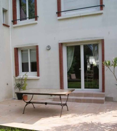 Terrasse habillée de carrelage grès cérame 