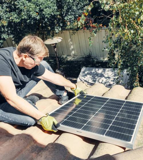 Pose d'un panneau photovoltaïque à Vienne