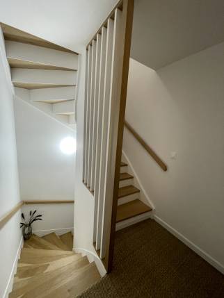 Escalier mains courantes tasseaux blanc et bois pour accès au comble aménagé (Yerres 91330)