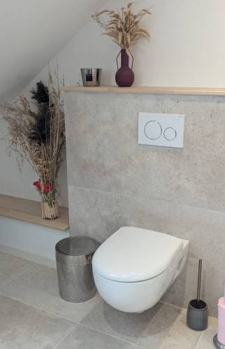 WC suspendu dans une salle d’eau moderne sous combles