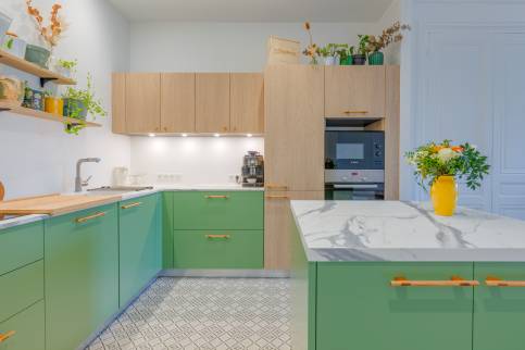 Lyon (69009) : Alliance réussie du bois clair et du vert tendre pour cette rénovation de cuisine 