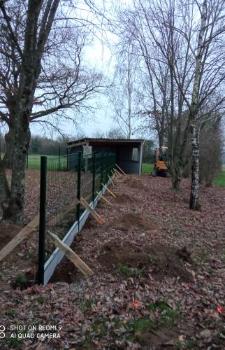 Travaux en cours : scellement des poteau de fixation