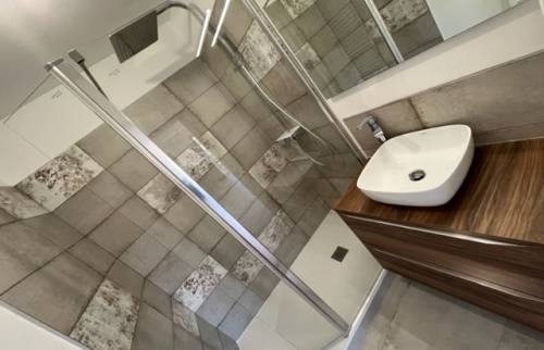 Carrelage dans la salle de douche