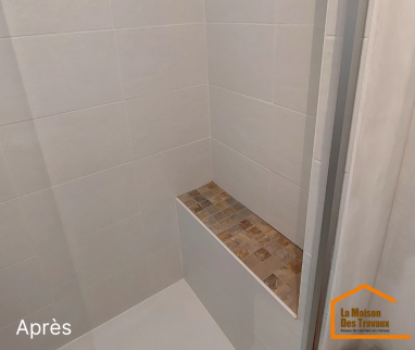 Assise dans une douche