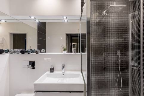 Salle de bain avec douche