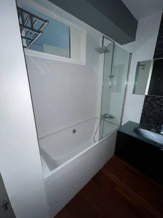 Ancienne salle de bain dans un appartement avant travaux de rénovation - Nantes 44