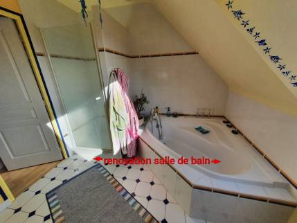État de la salle de bain avant rénovation – vue alternative à Bruz