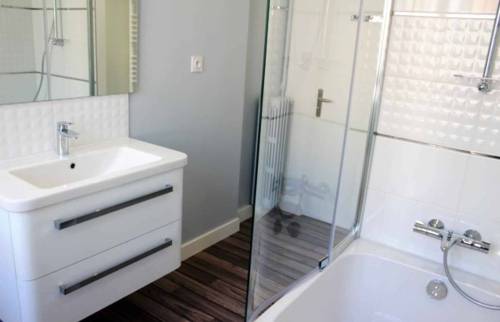 Petite salle de bain moderne après rénovation - Cabriès (13480)