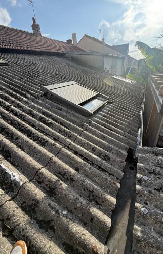 Rénovation de toiture avec désamiantage à proximité de Sautron velux avant