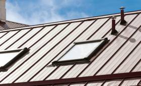 Toiture zinc avec fenêtres de toit