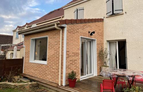 Extension ossature bois avec pierre de parement briquettes