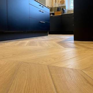 Nouvelle cuisine rénovée avec carrelage imitation parquet posé en chevrons - Roussay 49