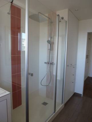 Salle de bain avec douche cabine