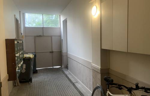 entrée vue de l’extérieur studio étudiant rénové