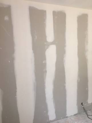Pose de placo BA13 sur murs d'appartement en rénovation - Nantes 44