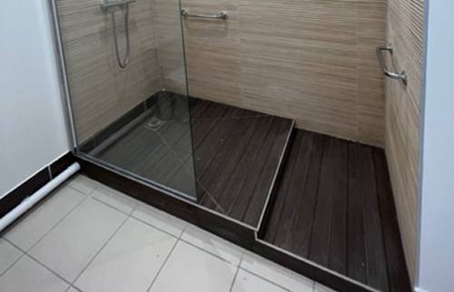 Carrelage dans la douche à l'italienne