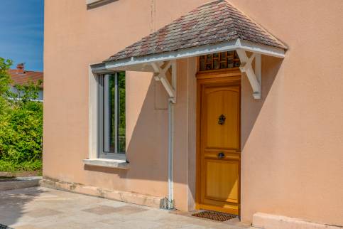Aménagement d'une terrasse en pierre et d'une cour en pavés, maison à Lissieu (69380)