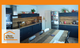 Nouvelle cuisine à Ste Bazeille : design bois et noir, implantation pratique et esthétique, rénovation signée La Maison Des Travaux Marmande.