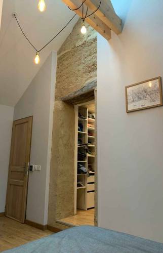mur pisé rénové apparent