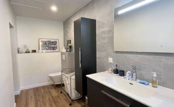 Le meuble vasque et son meuble d'appoint assorti