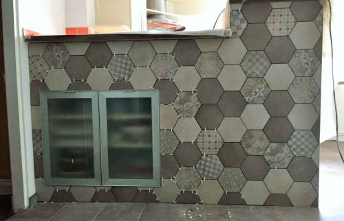 Carrelage au sol et habillage d'un bar en carreaux ciment, Maison Lyon Ouest