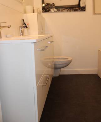 Salle de bain moderne bien optimisée