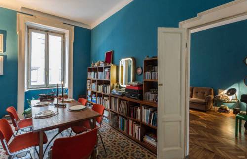 les murs bleu turquoise font ressortir les nouveaux sols - Rénovation appartement - 75011 Paris