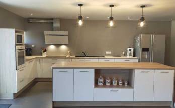 Cuisine rénovée avec îlot central - Rochefort 17