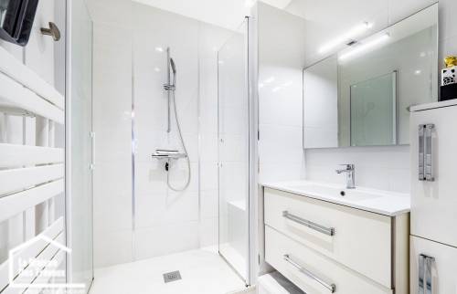 Salle de bain blanche et épurée