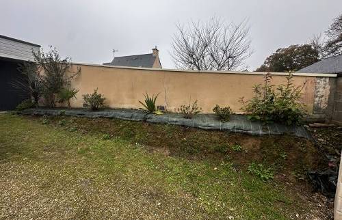 État initial du terrain avant travaux, nécessitant une délimitation et une sécurisation complètes de la parcelle