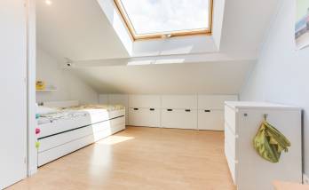 Chambre sous combles avec grande fenêtre de toit