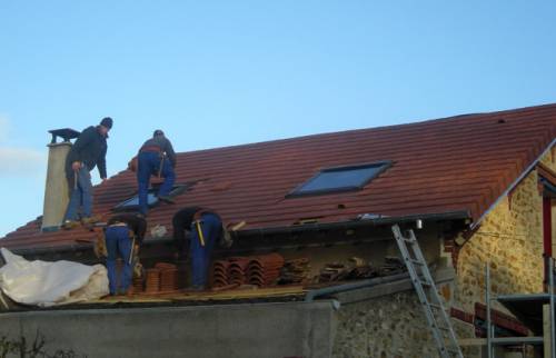 Nouvelles tuiles sur la maison 