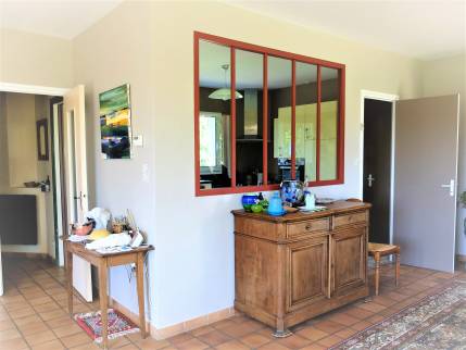 Verrière d'atelier d'inspiration classique dans une maison située au sud de Lyon