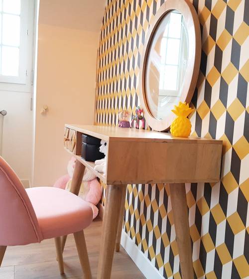 coiffeuse en bois clair avec fauteil rose poudre et papier peint 