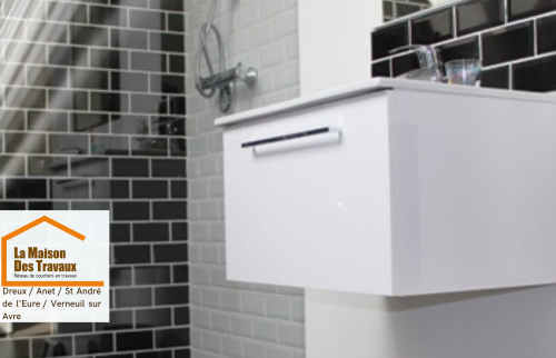 Association harmonieuse entre vasque design et carrelage métro contrasté pour une ambiance contemporaine.