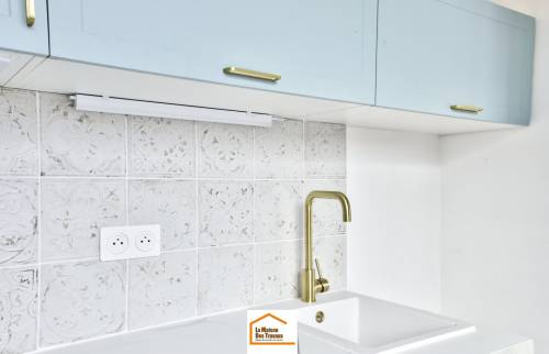 Crédence en faïence, évier et meubles de cuisine