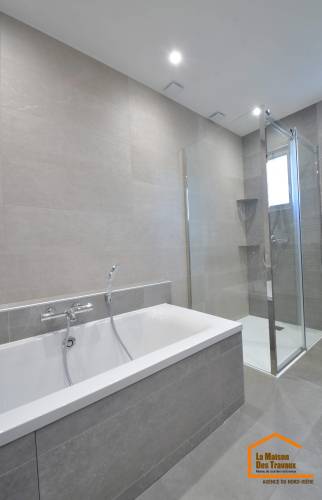 Rénovation moderne d’une salle de bain à Saint-Savin (33920)