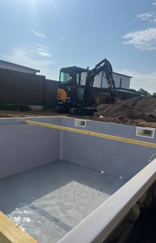 Réglage et ajustement de la coque piscine après la mise en place