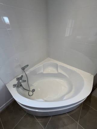 Baignoire d'angle dans une salle de bain rénovée - Nantes 44