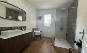 Salle d'eau lumineuse fonctionnelle à Bazas