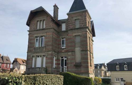 Rénovation de la façade d'une maison à Deauville